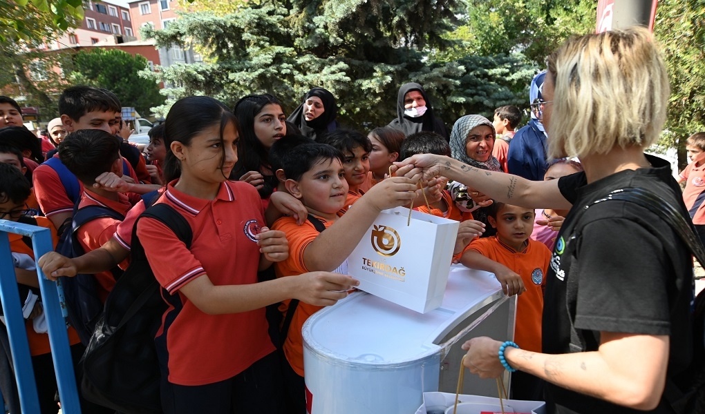 Eğitime destek belediyelerden geldi: İstanbul ve Tekirdağ'dan kırtasiye ve 15.000 TL destek Açıklandı