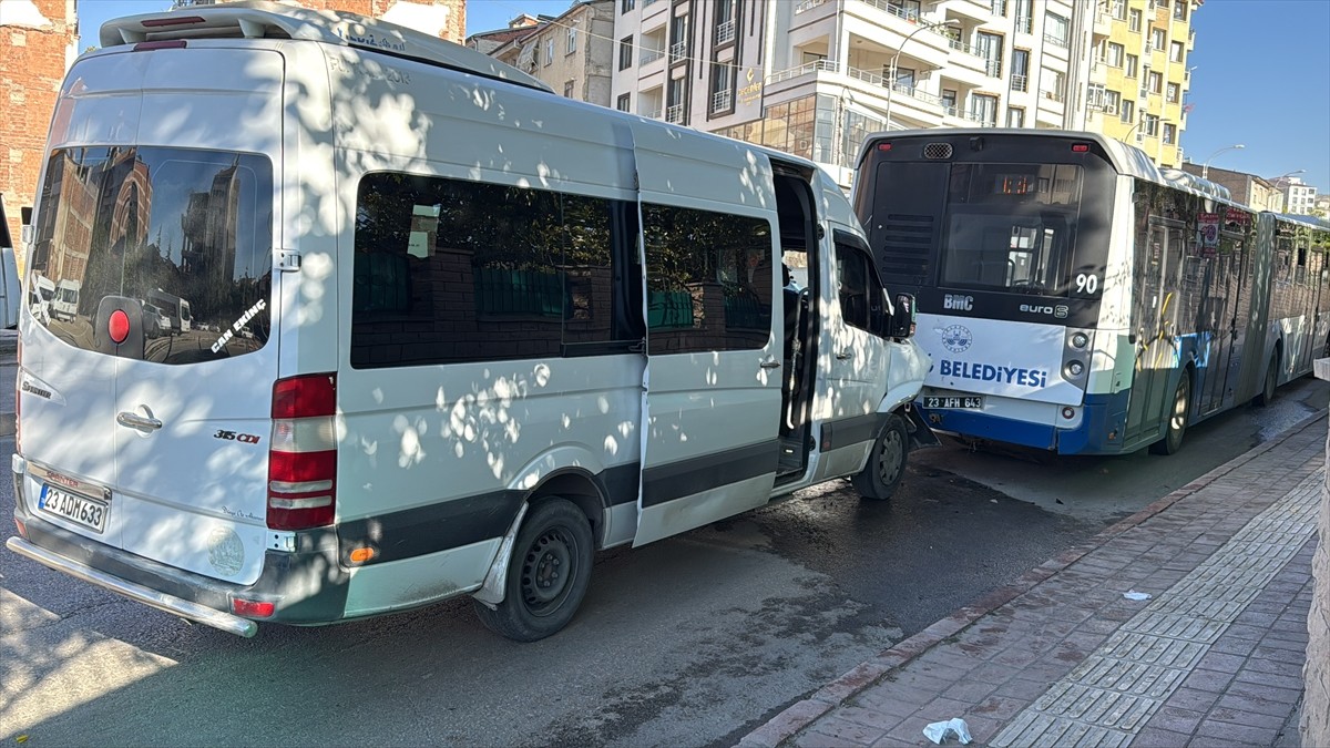 Elazığ'da meydana gelen trafik kazasında, 8 kişi yaralandı.