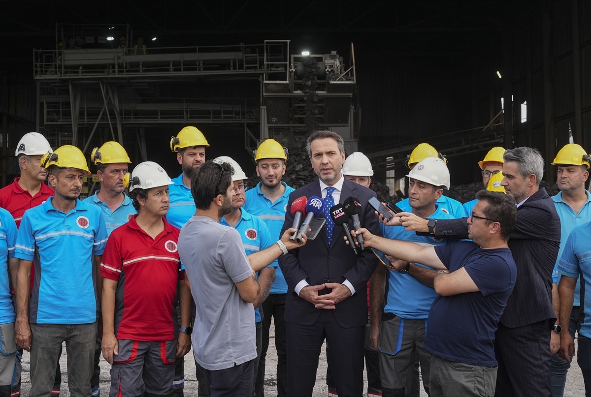 Enerji ve Tabii Kaynaklar Bakanı Alparslan Bayraktar, Manisa'nın Soma ilçesindeki Dereköy Maden...