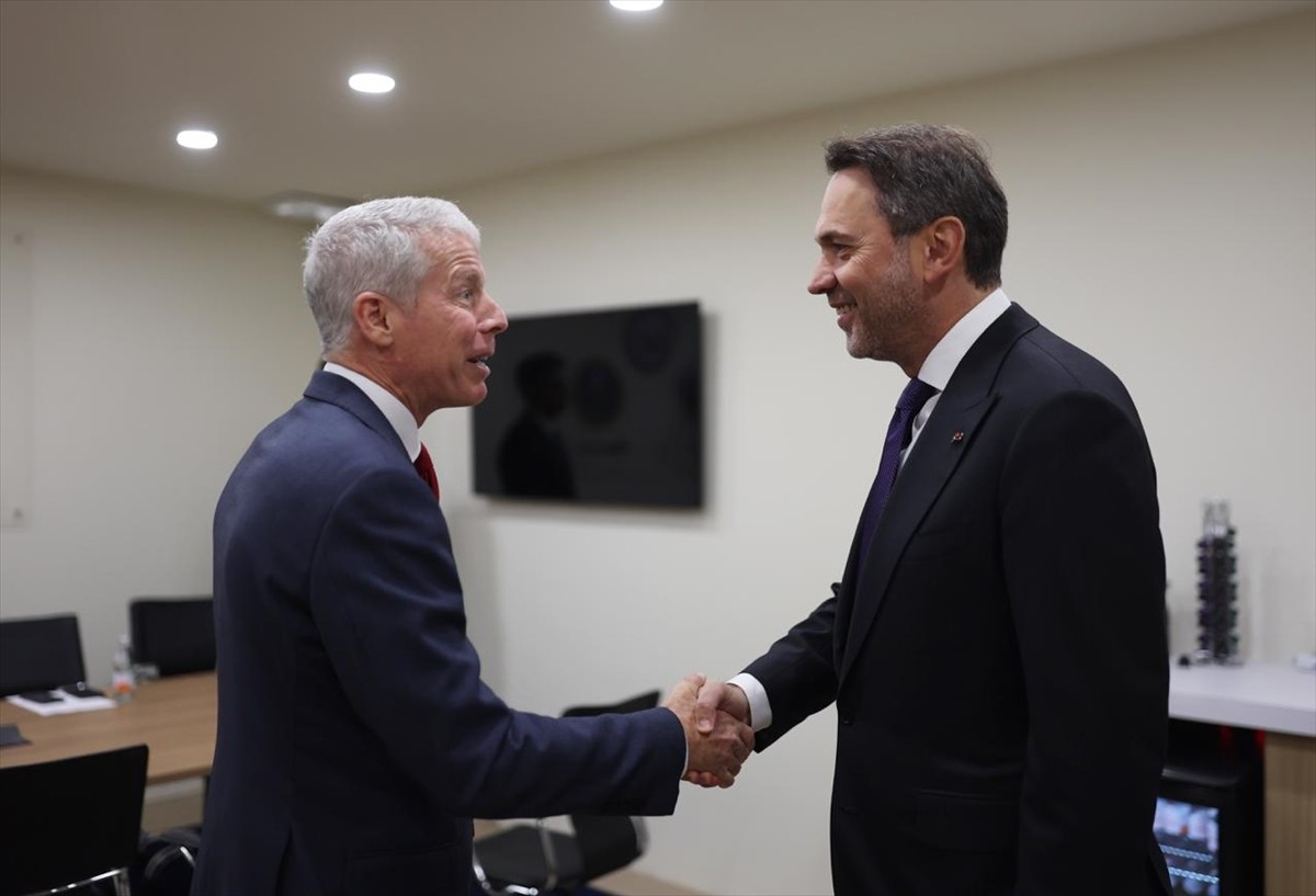 Enerji ve Tabii Kaynaklar Bakanı Alparslan Bayraktar (sağ 2), İtalya'nın Milano kentinde...