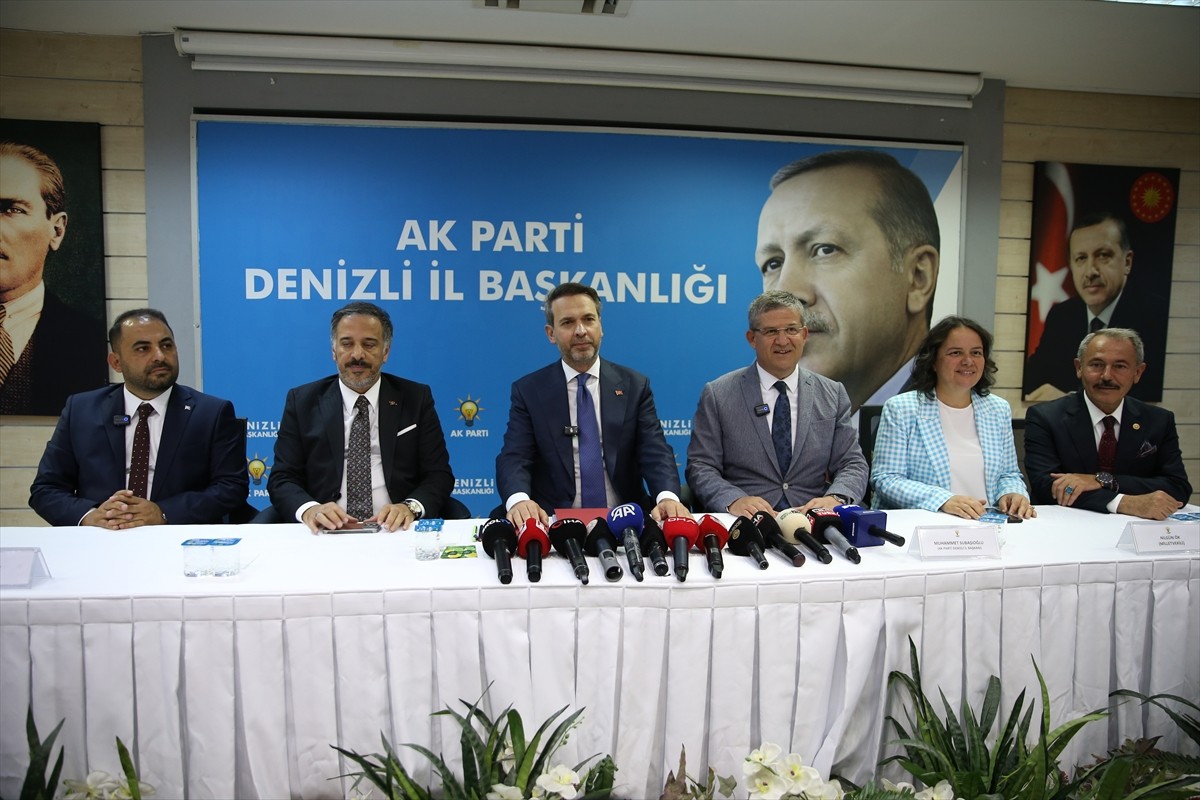 Enerji ve Tabii Kaynaklar Bakanı Alparslan Bayraktar (sol 3), Denizli programı kapsamında AK Parti...