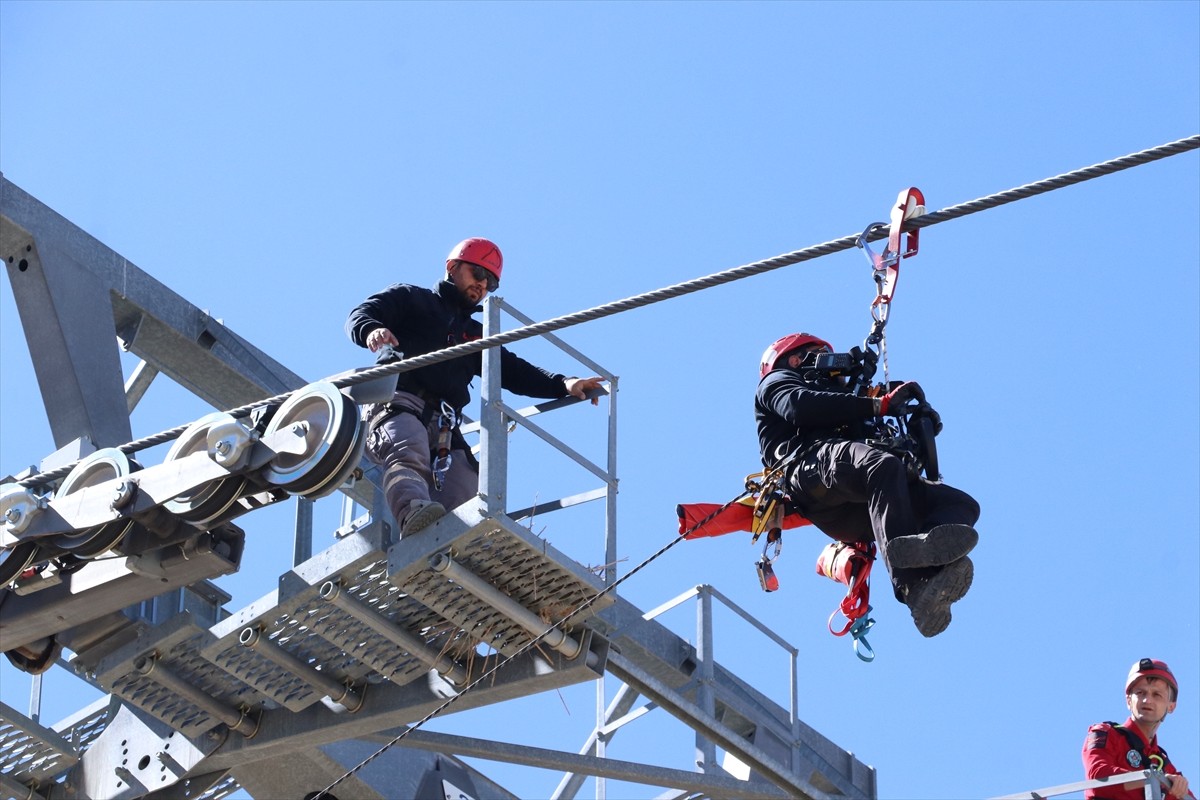 Erciyes Kayak Merkezi'nde kurtarma ekipleri, yaklaşan kayak sezonu öncesi yaşanabilecek muhtemel...