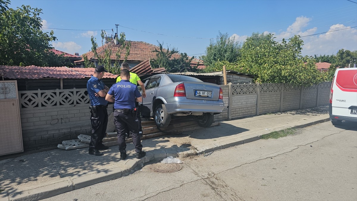 Erzincan'da otomobilin bahçe duvarına çarpması sonucu 1 kişi yaralandı.