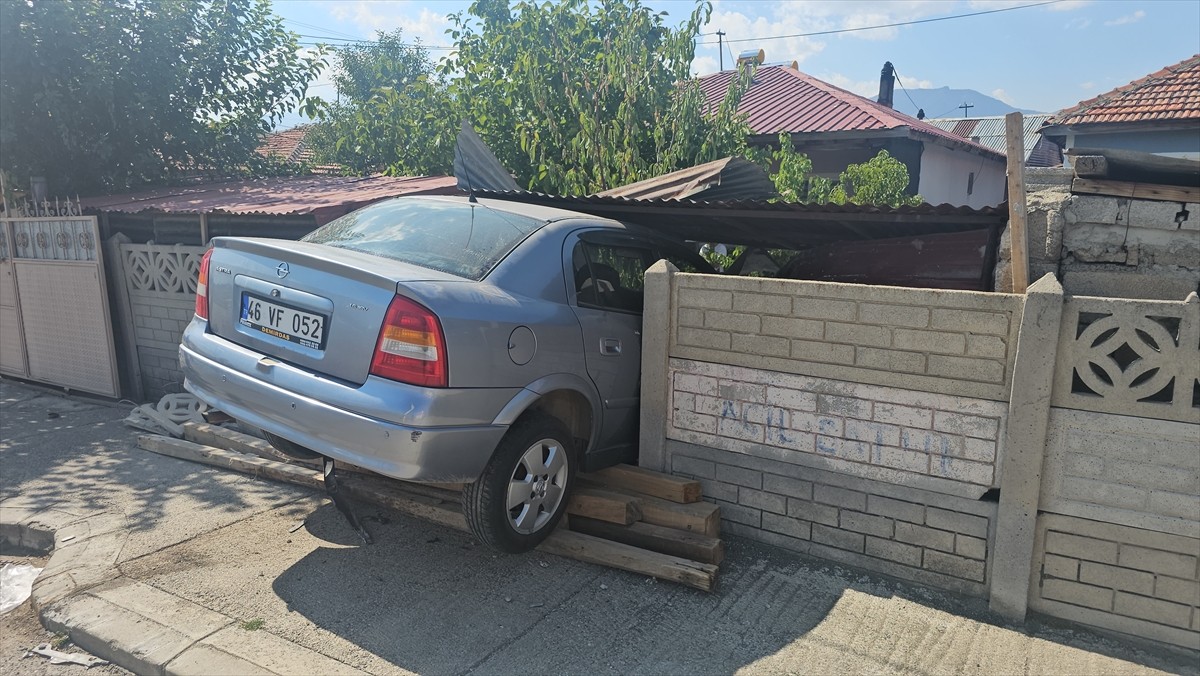 Erzincan'da otomobilin bahçe duvarına çarpması sonucu 1 kişi yaralandı.