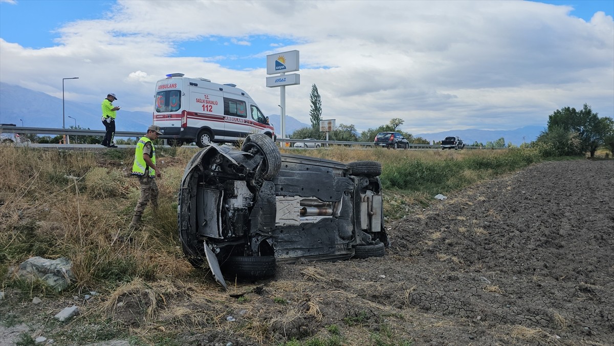 Erzincan'da takla atan otomobilde sıkışan 2 kişi, sağlık ve polis ekiplerince kurtarıldı.