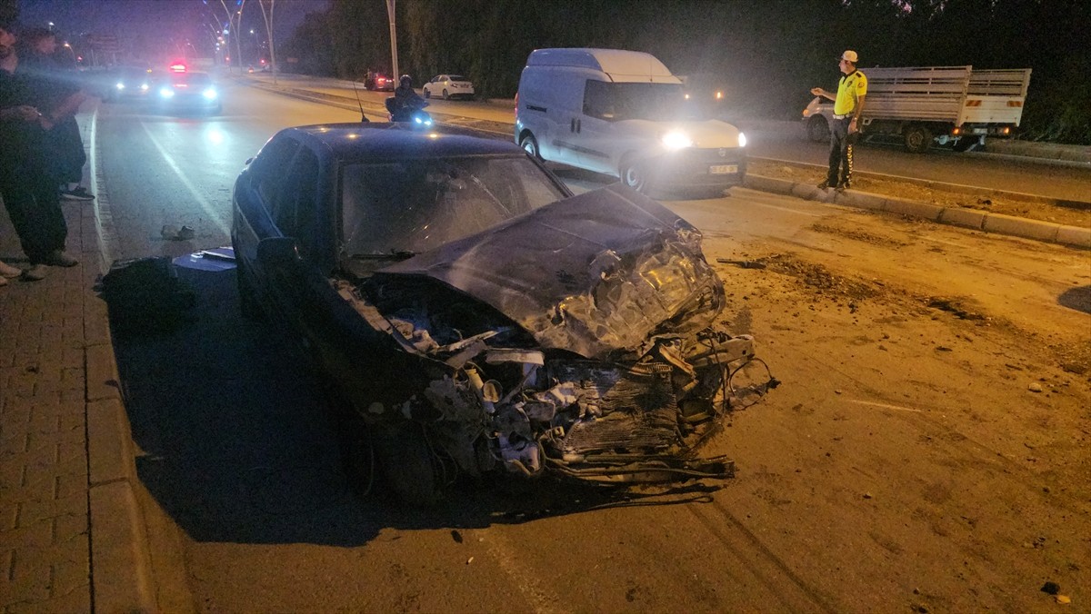 Erzincan’da otomobilin kamyonetle çarpıştığı trafik kazasında 3 kişi yaralandı