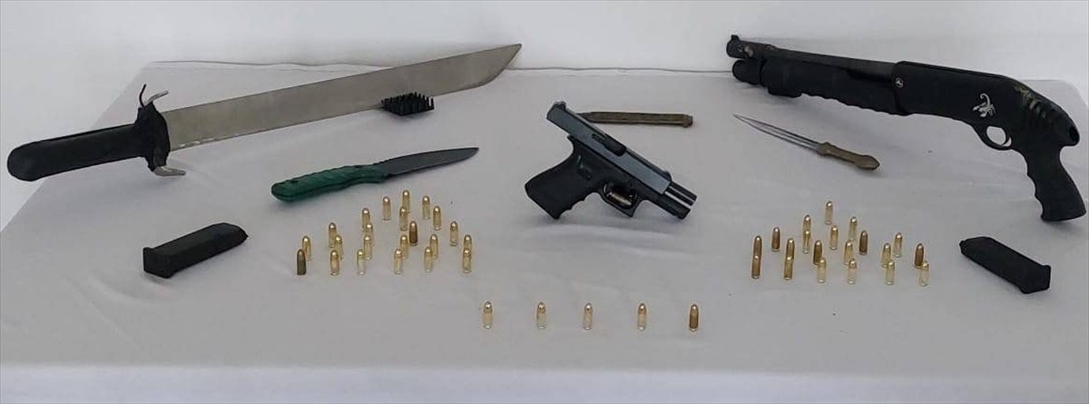 Erzurum'da jandarma ekiplerince bir kişinin ev ve işyerinde; 1 ruhsatsız tabanca, 1 ruhsatsız av...