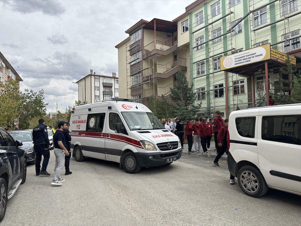 Erzurum'da okul önünde araçla hızlı şekilde seyreden 17 yaşındaki sürücüye 37 bin lira ceza...