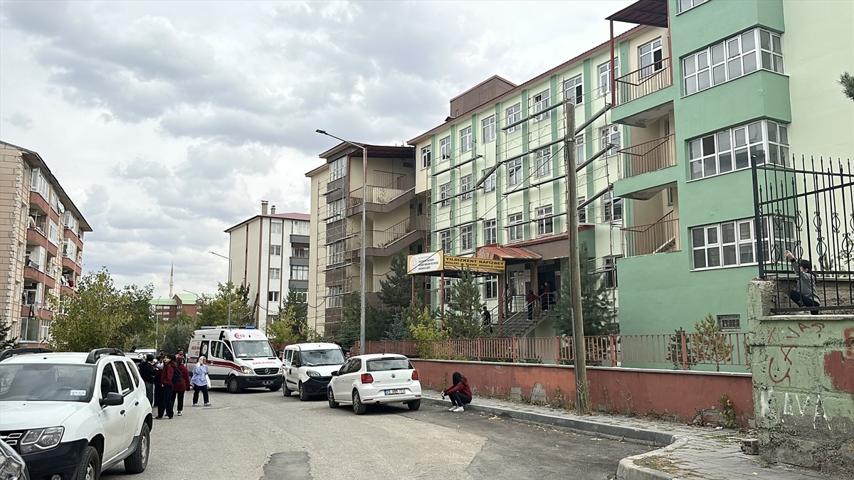 Erzurum'da okul önünde araçla hızlı şekilde seyreden 17 yaşındaki sürücüye 37 bin lira ceza...