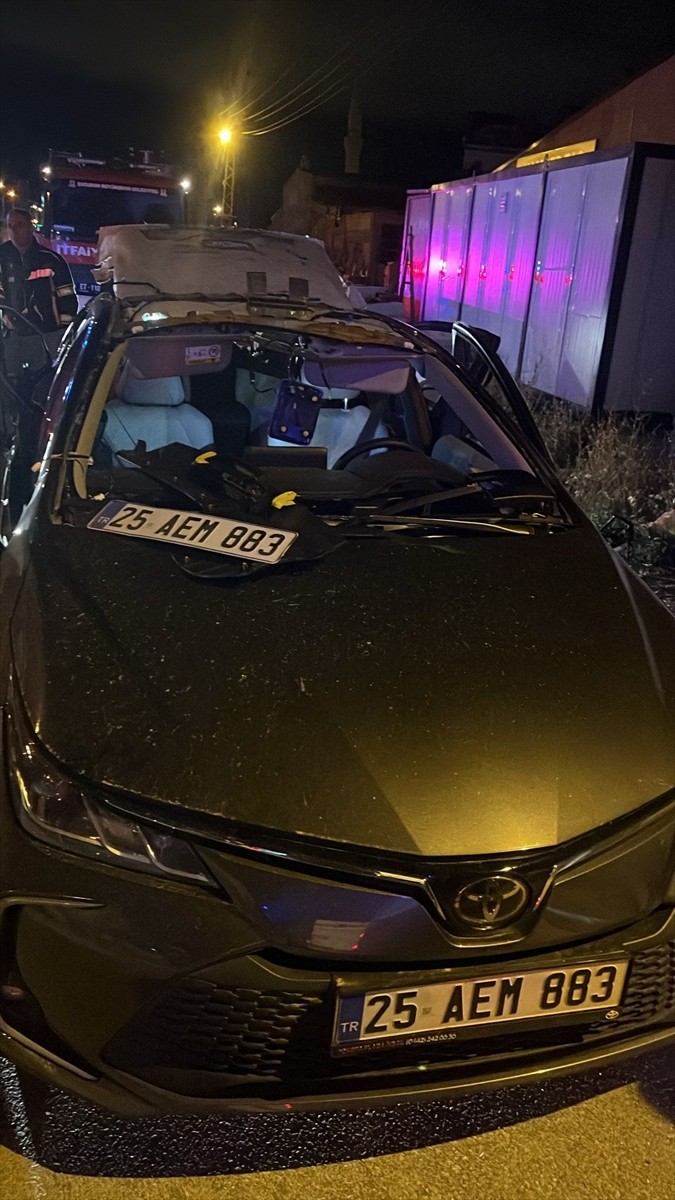 Erzurum'da otomobilin içeresindeki çakmak tüpünün patlaması sonucu 2 kişi yaralandı.