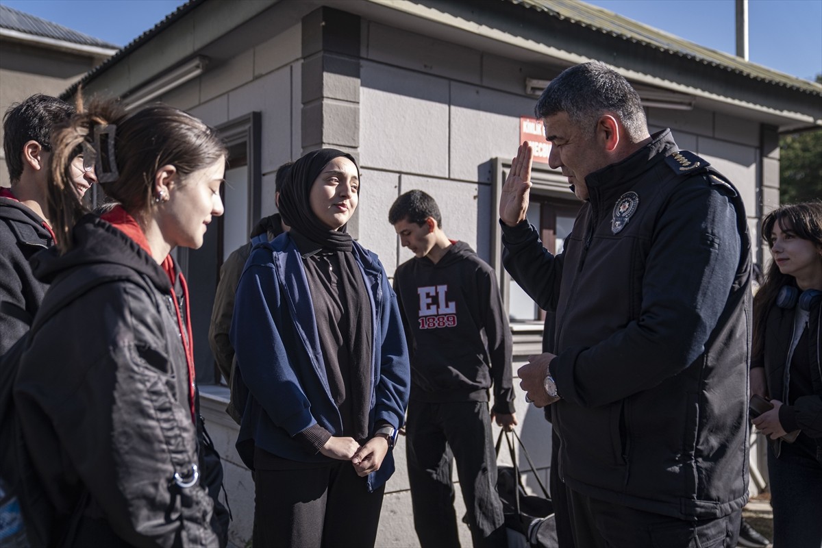 Erzurum'da polis ekipleri, öğrencilerin güvenliği için okul çevrelerinde sıkı güvenlik önlemi...