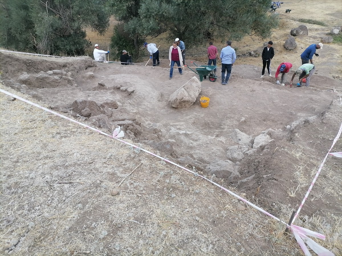 Erzurum'un Hınıs ilçesinde geçmişi 5 bin yıl öncesine dayanan Parmaksız Kale Höyüğü'nde arkeolojik...