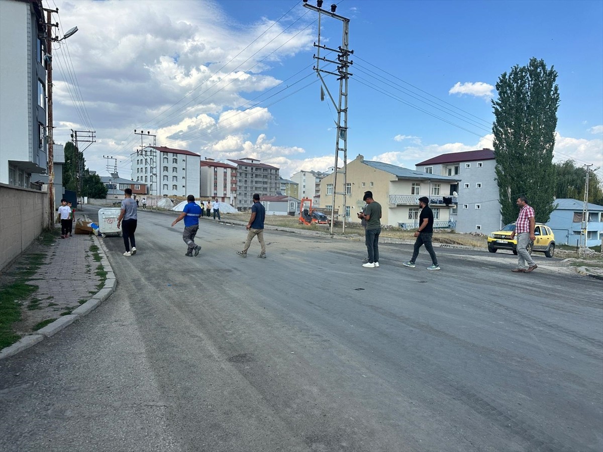 Erzurum'un Horasan ilçesinde doğal gaz kaçağı olduğu şüphesiyle mahalle sakinleri tahliye...