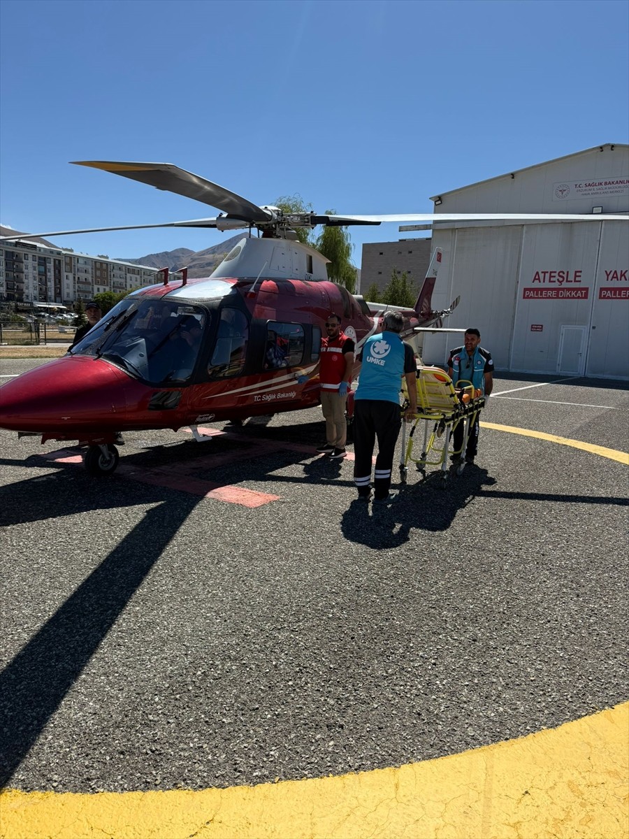 Erzurum'un Karaçoban ilçesinde kalp krizi geçiren 67 yaşındaki hasta, ambulans helikopterle...