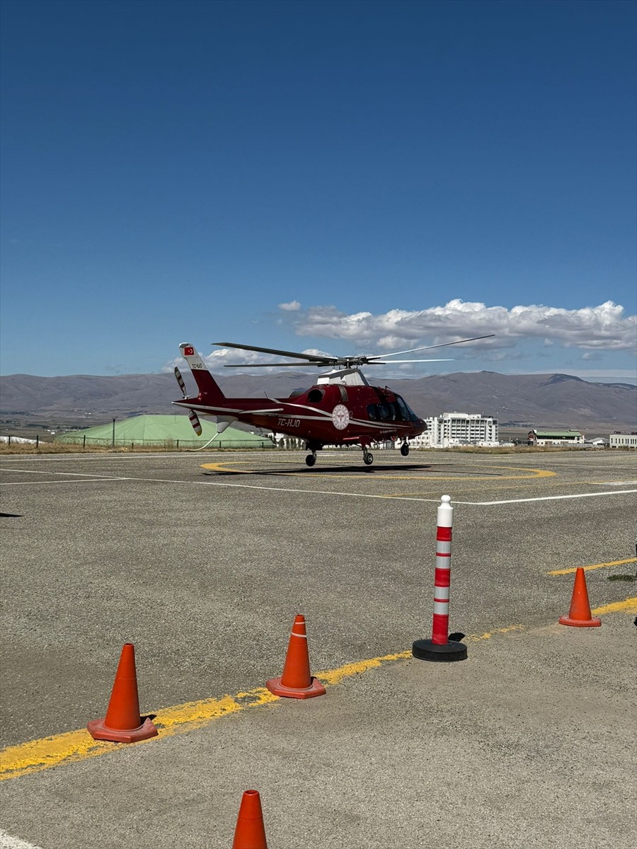 Erzurum'un Karaçoban ilçesinde kalp krizi geçiren 67 yaşındaki hasta, ambulans helikopterle...