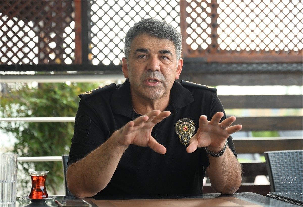 Erzurum Emniyet Müdürlüğüne atanan Edirne Emniyet Müdürü Onur Karaburun,  Polis Bahçesi'nde...