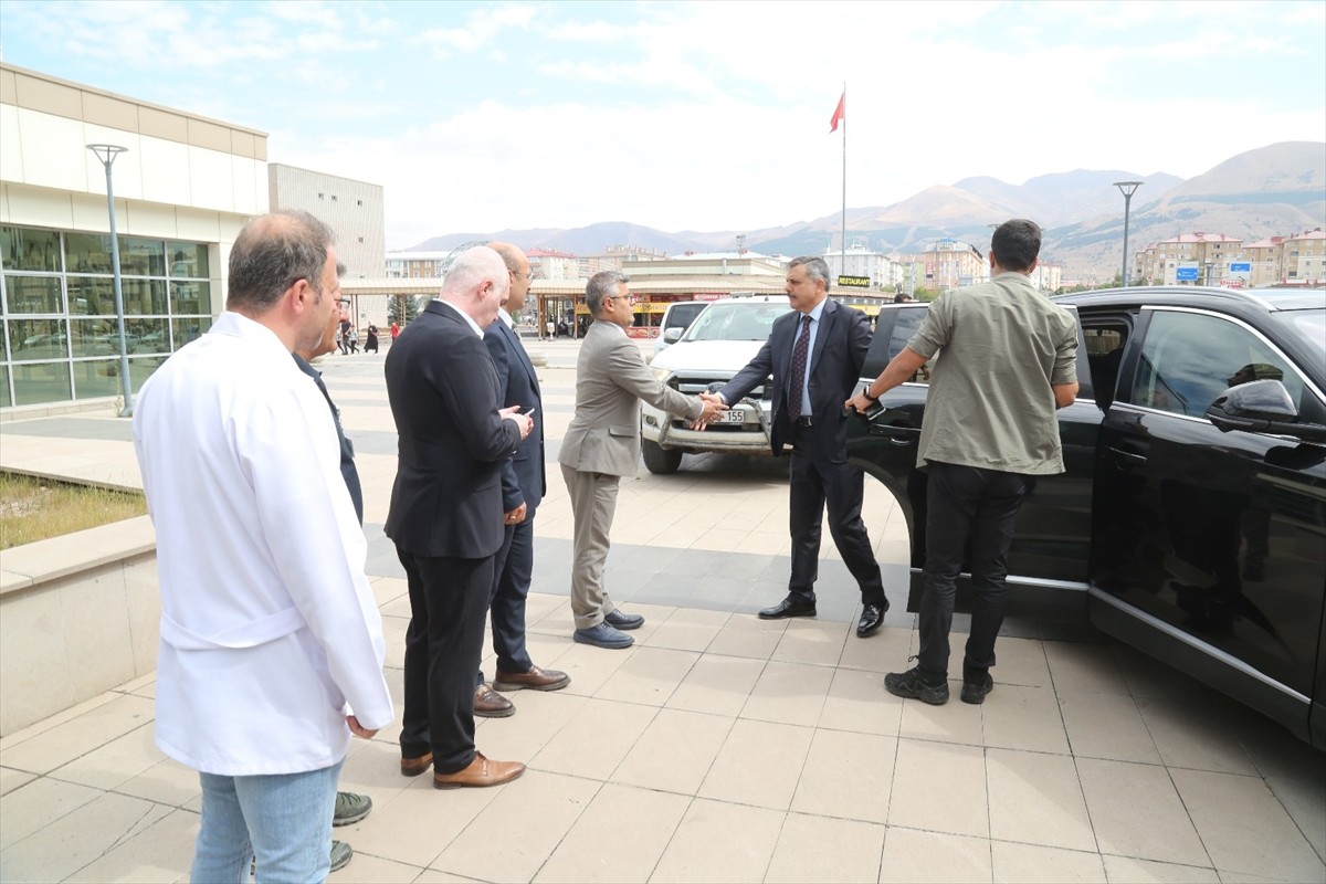 Erzurum Valisi Mustafa Çiftçi, Erzurum Şehir Hastanesi'nde incelemelerde bulundu. Vali Çiftçi...