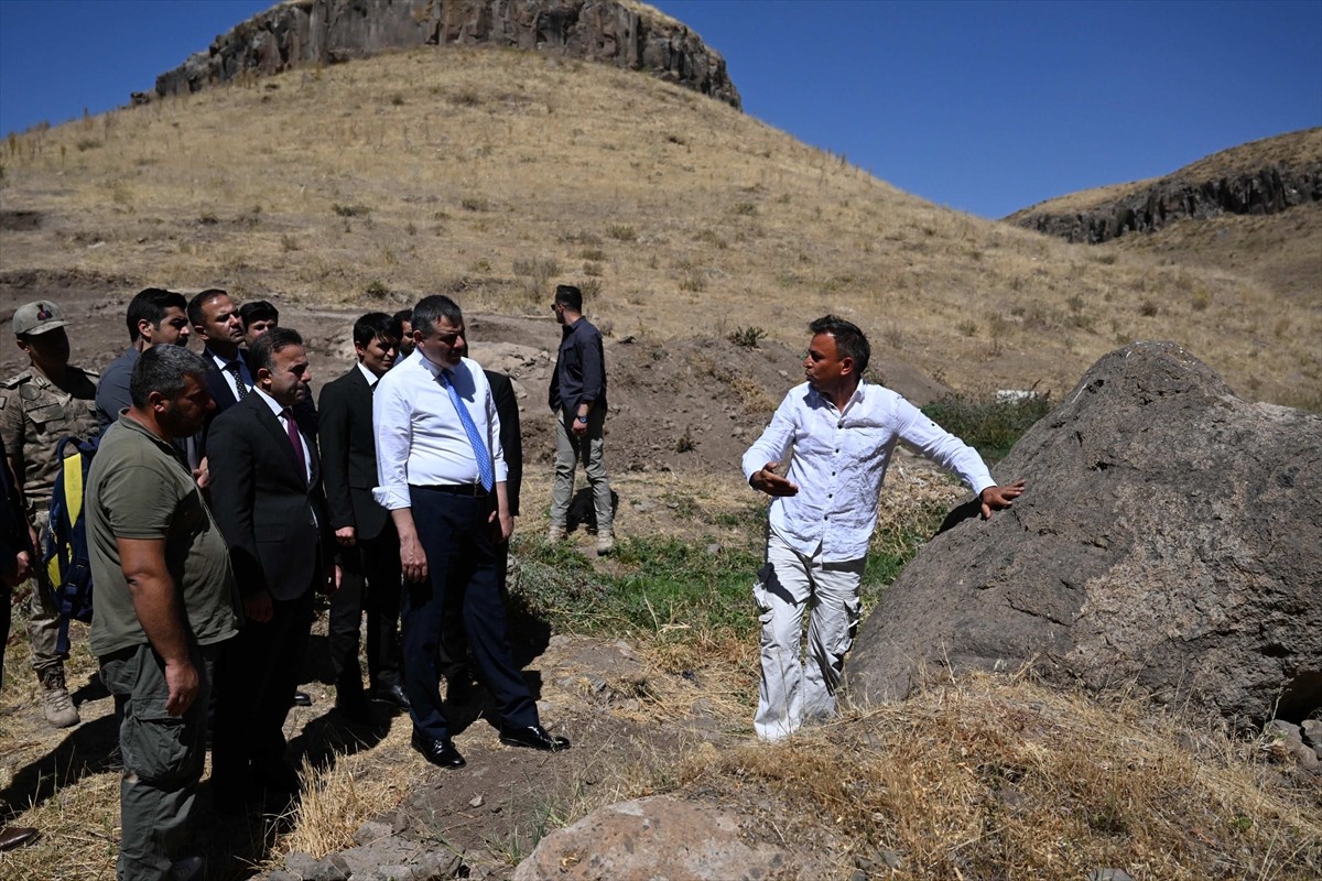 Erzurum Valisi Mustafa Çiftçi (sol 3), Hınıs ilçesinde geçmişi 5 bin yıl öncesine dayanan...