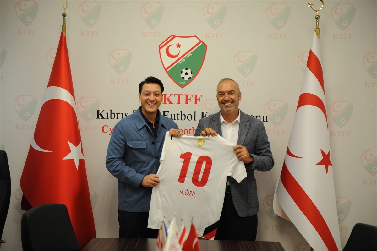 Eski futbolcu Mesut Özil (solda), KKTC ziyareti kapsamında Kıbrıs Türk Futbol Federasyonunu (KTFF)...