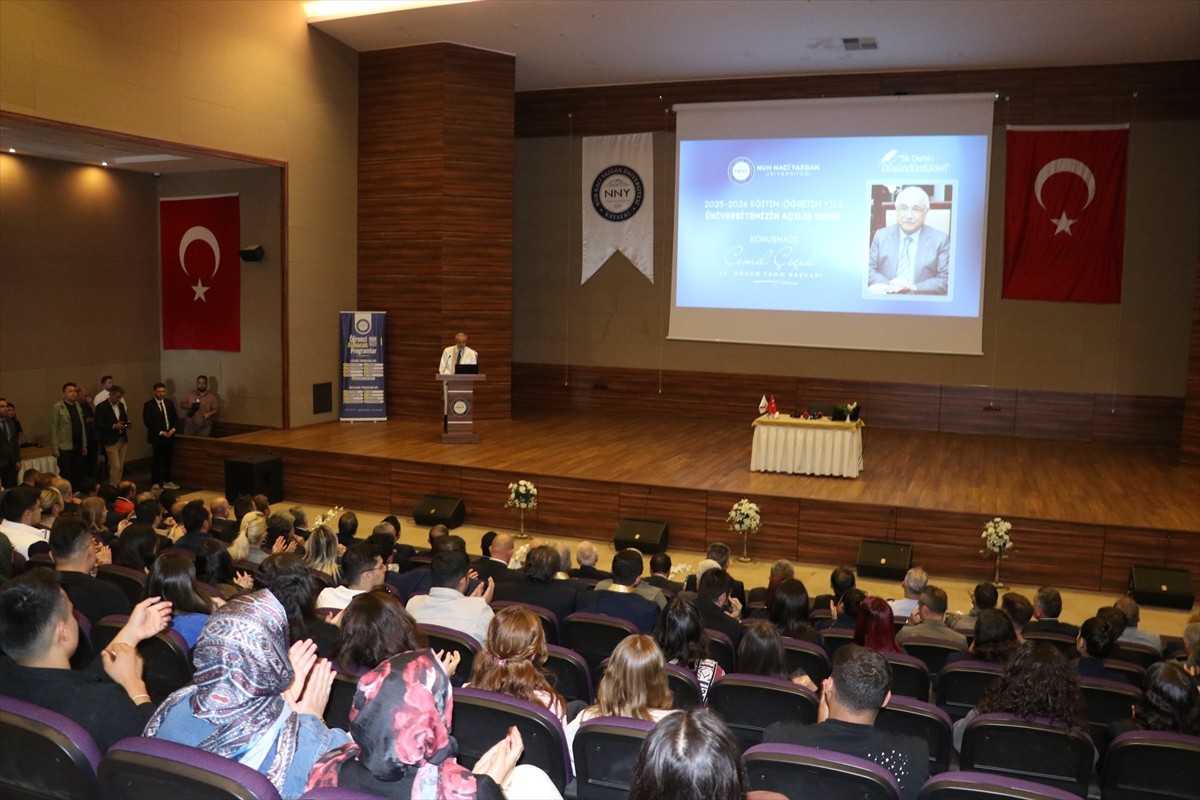 Eski TBMM Başkanı Cemil Çiçek, Kayseri'de Nuh Naci Yazgan Üniversitesi tarafından düzenlenen...