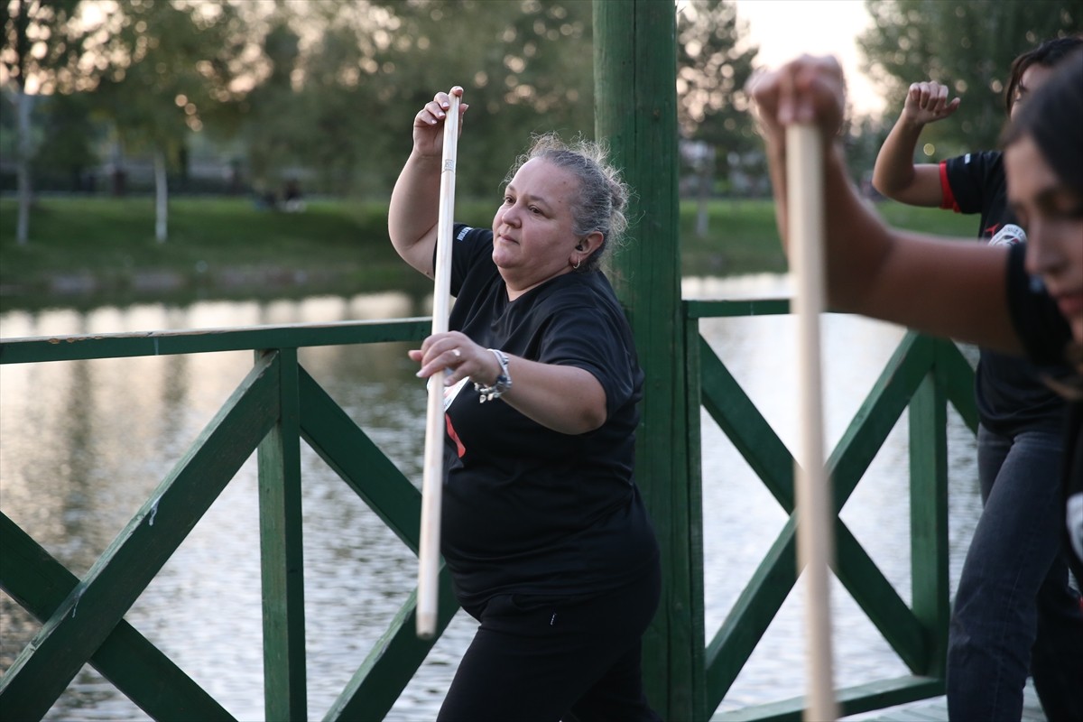Eskişehir'de işitme engelli kadınlardan oluşan "Sessiz Ejderhalar Dragon Bot Kadın Kürek Takımı"...