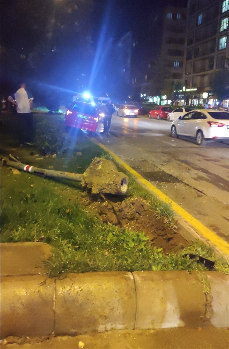 Eskişehir'in Odunpazarı ilçesinde kaza sonrası savrulan otomobilin çarptığı 3 kişiden 1'i öldü...