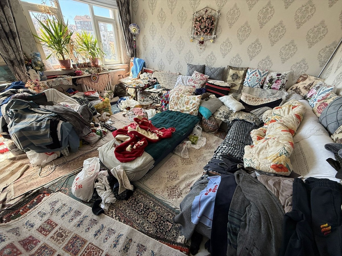 Eskişehir'in Odunpazarı ilçesindeki tek katlı müstakil evden belediye ekiplerince 1 ton çöp...