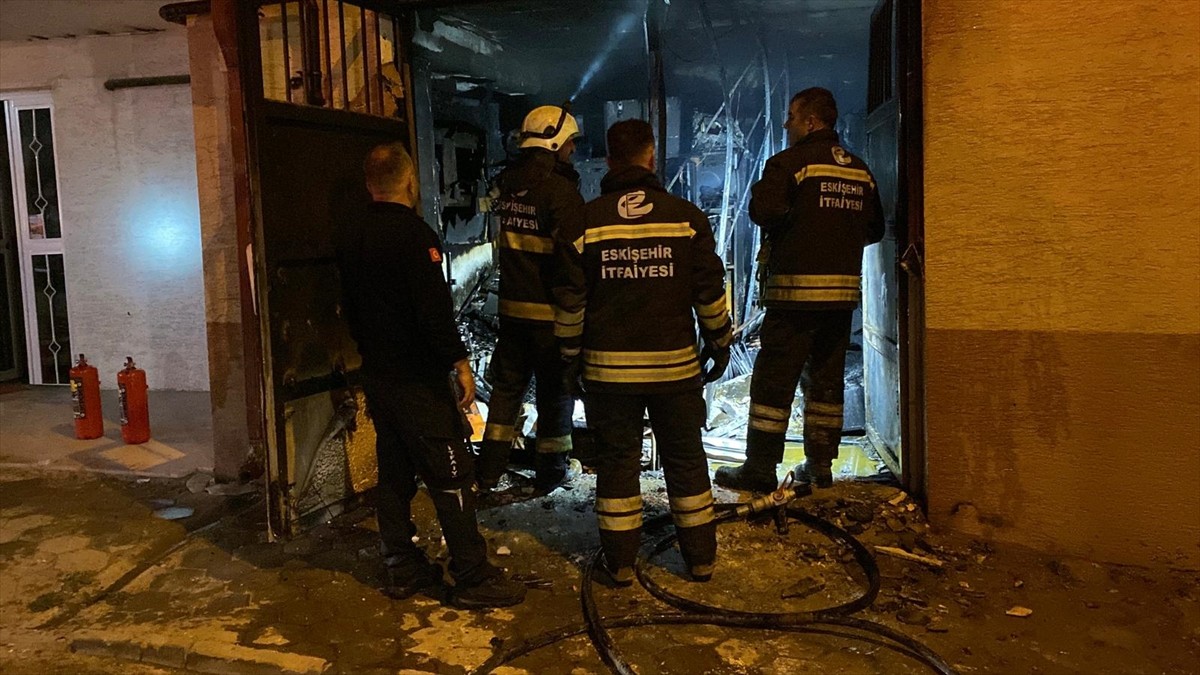 Eskişehir'in Tepebaşı ilçesinde, 3 katlı binanın deposunda çıkan yangın itfaiye ekiplerince...