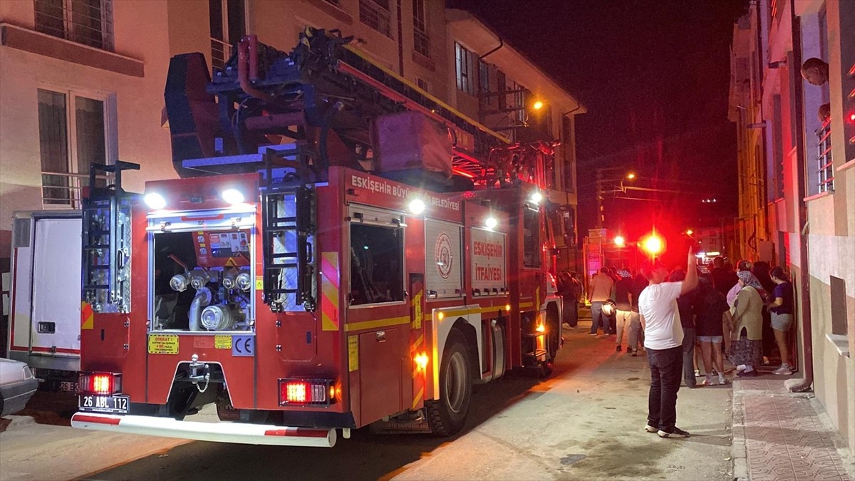 Eskişehir'in Tepebaşı ilçesinde, 3 katlı binanın deposunda çıkan yangın itfaiye ekiplerince...