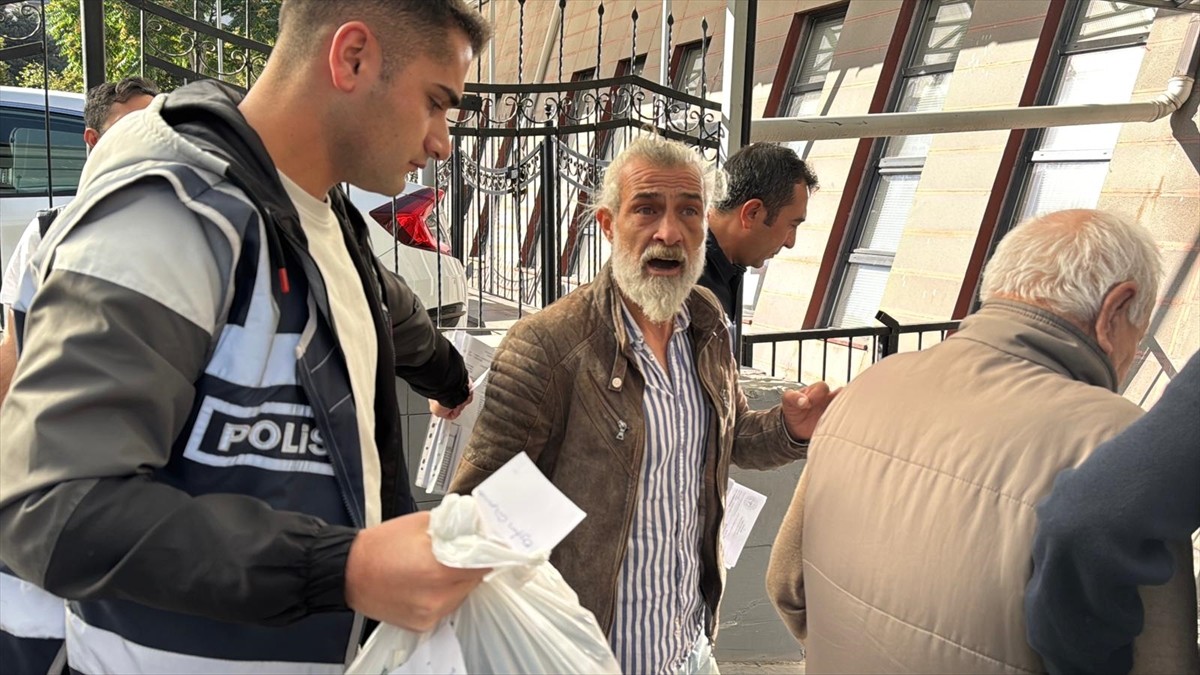 Eskişehir'in Tepebaşı ilçesinde, beslediği köpeklerden şikayetçi olunduğu iddiasıyla tartıştığı...