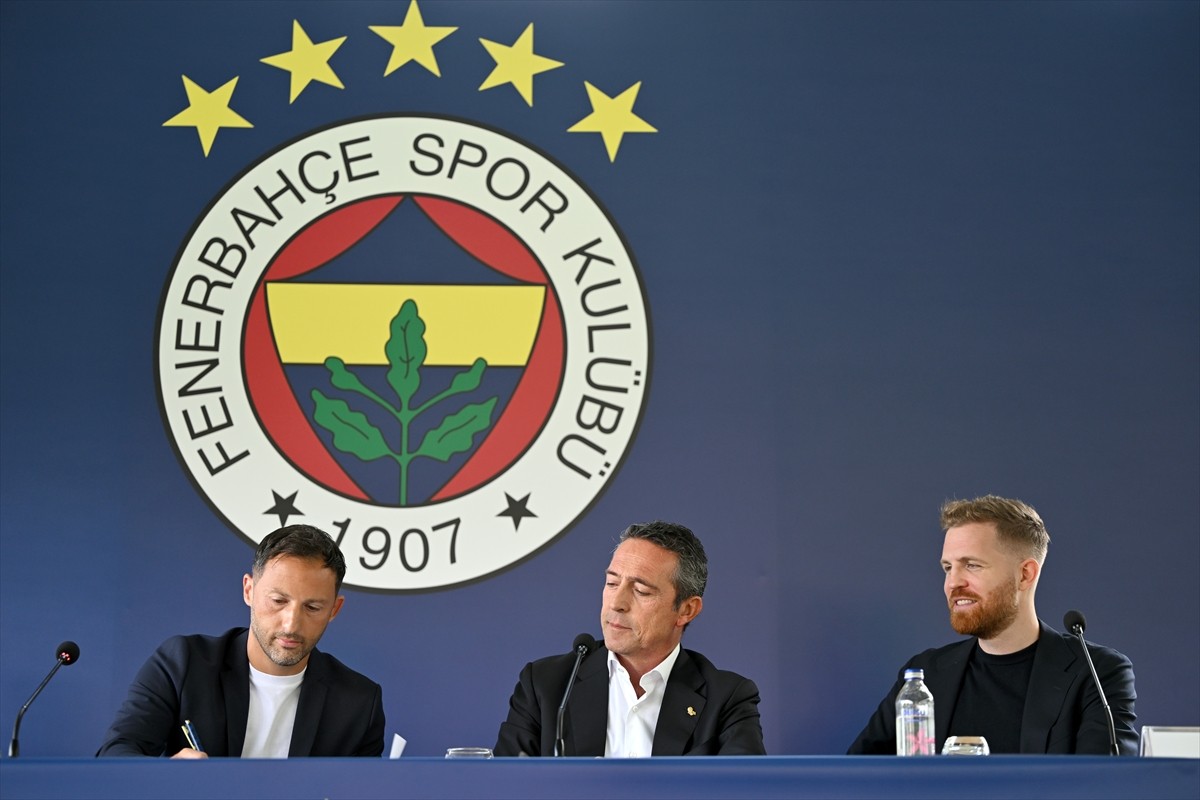 Fenerbahçe'de teknik direktörlük görevine getirilen Domenico Tedesco (solda) için Can Bartu...