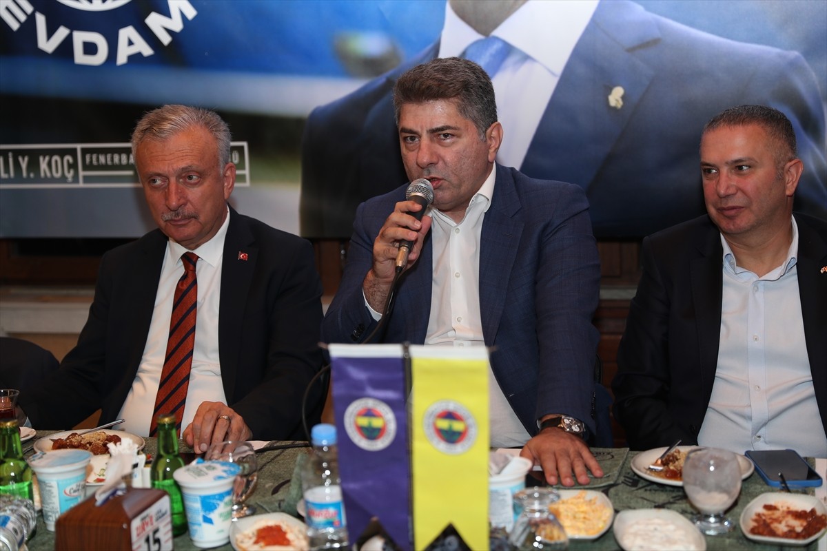 Fenerbahçe Kulübü Yönetim Kurulu Üyesi Hakan Safi (ortada), kulüpte yapılacak olağanüstü genel...
