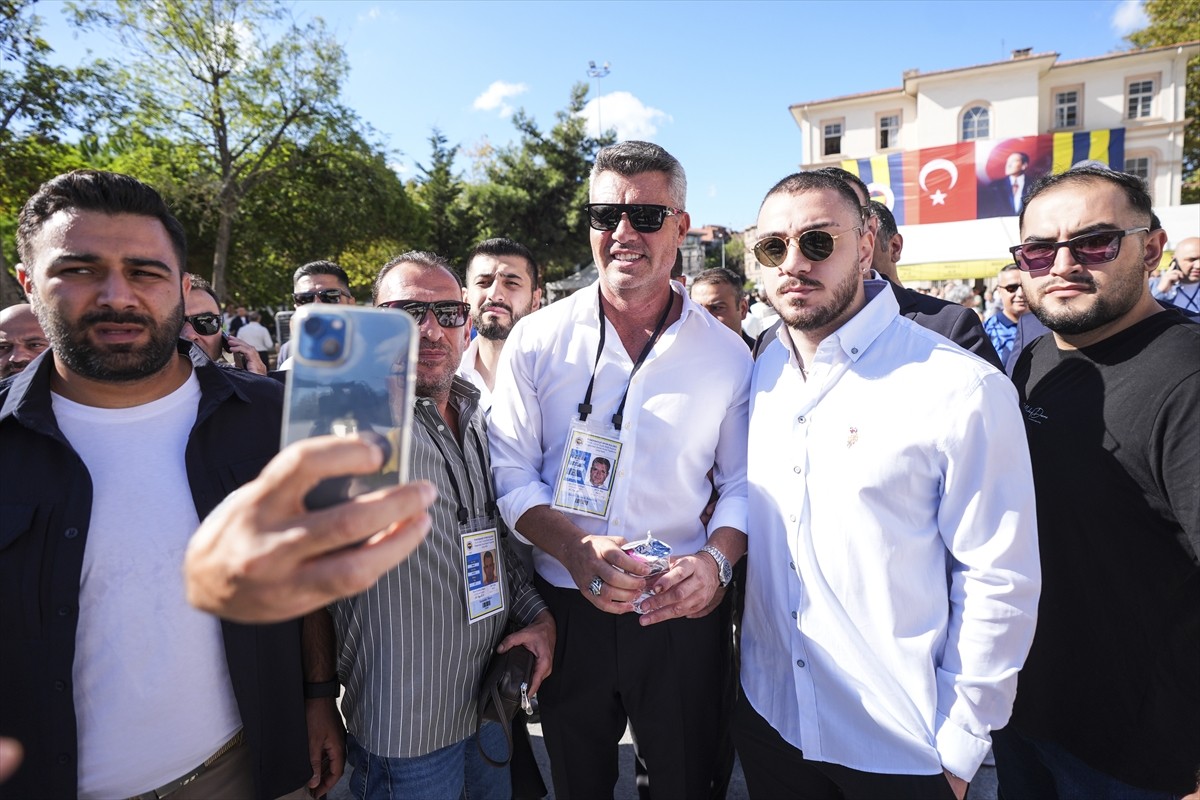 Fenerbahçe Kulübünün olağanüstü seçimli genel kurulunda başkan adayı Sadettin Saran oyunu...