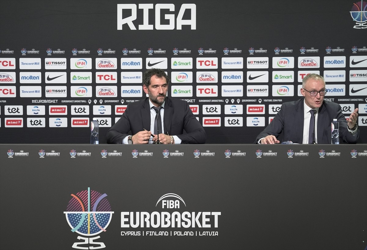 FIBA Avrupa Başkanı Jorge Garbajosa (solda) ve FIBA Avrupa İcra Direktörü Kamil Novak (sağda)...