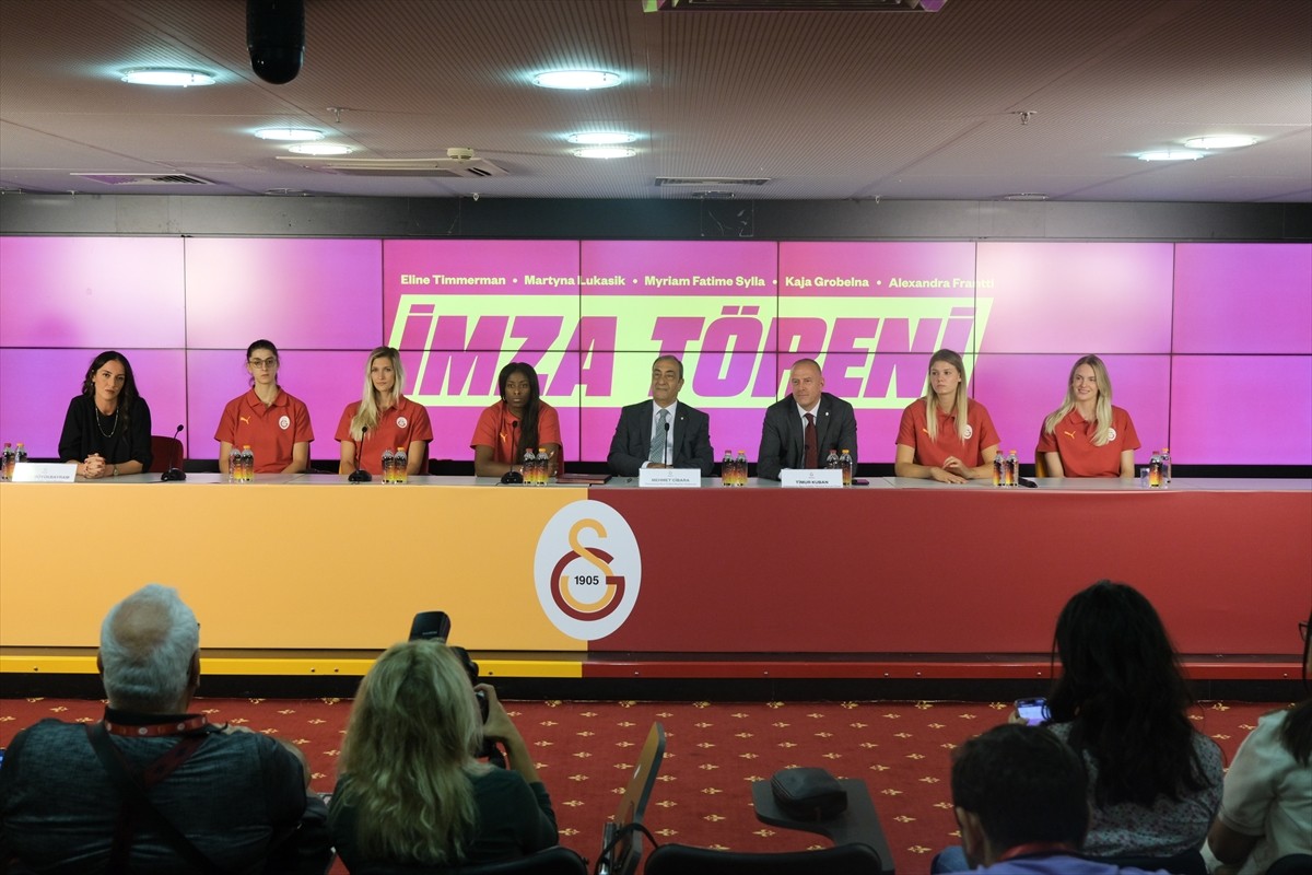 Galatasaray Daikin Kadın Voleybol Takımı'nın kadrosuna dahil olan yeni oyuncular için imza tören...