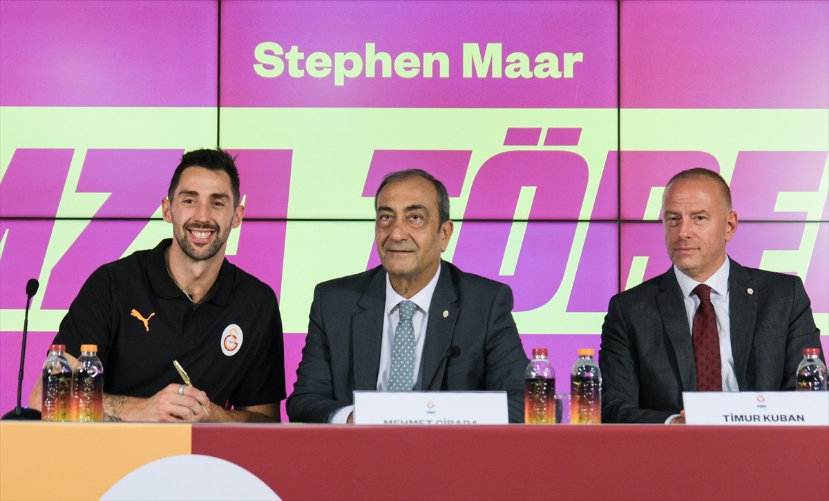 Galatasaray HDI Sigorta Erkek Voleybol Takımı'nın yeni transferleri için imza töreni...