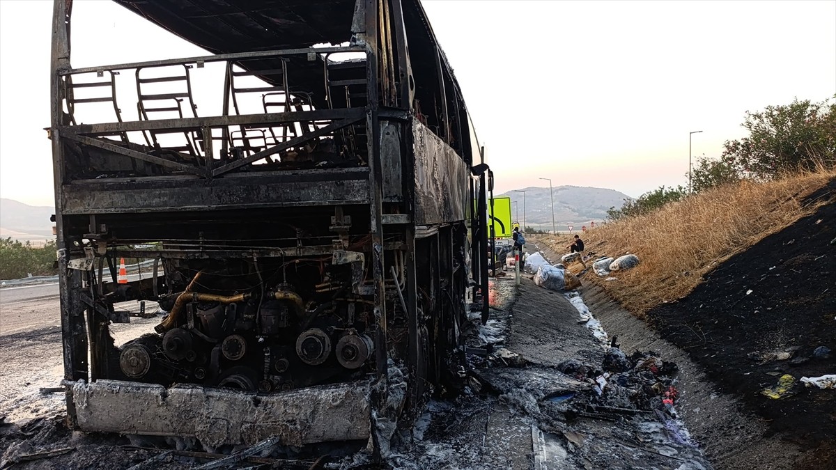 Gaziantep'in Nurdağı ilçesinde yangın çıkan yolcu otobüsü kullanılamaz hale geldi.