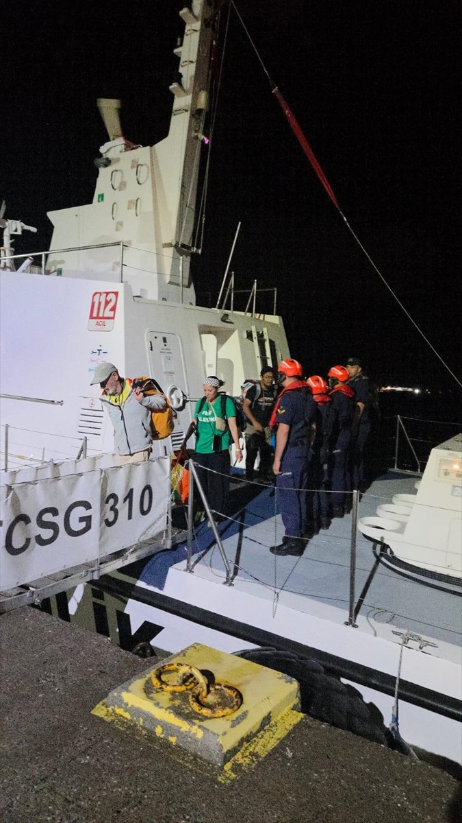 Gazze'ye insani yardım ulaştırmak amacıyla Akdeniz'e açılan Küresel Sumud Filosu'ndaki 4 aktivist...