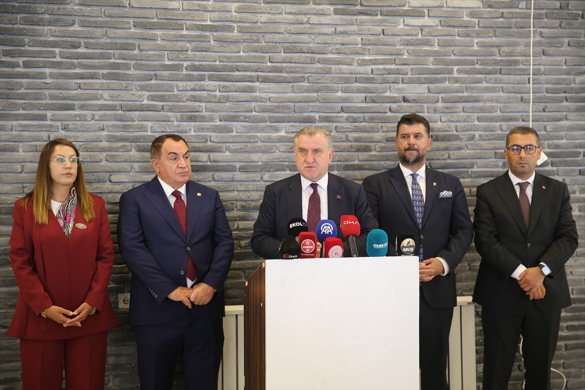 Gençlik ve Spor Bakan Osman Aşkın Bak (ortada), Muş'taki bir otelde düzenlenen "Türkiye Yüzyılı...