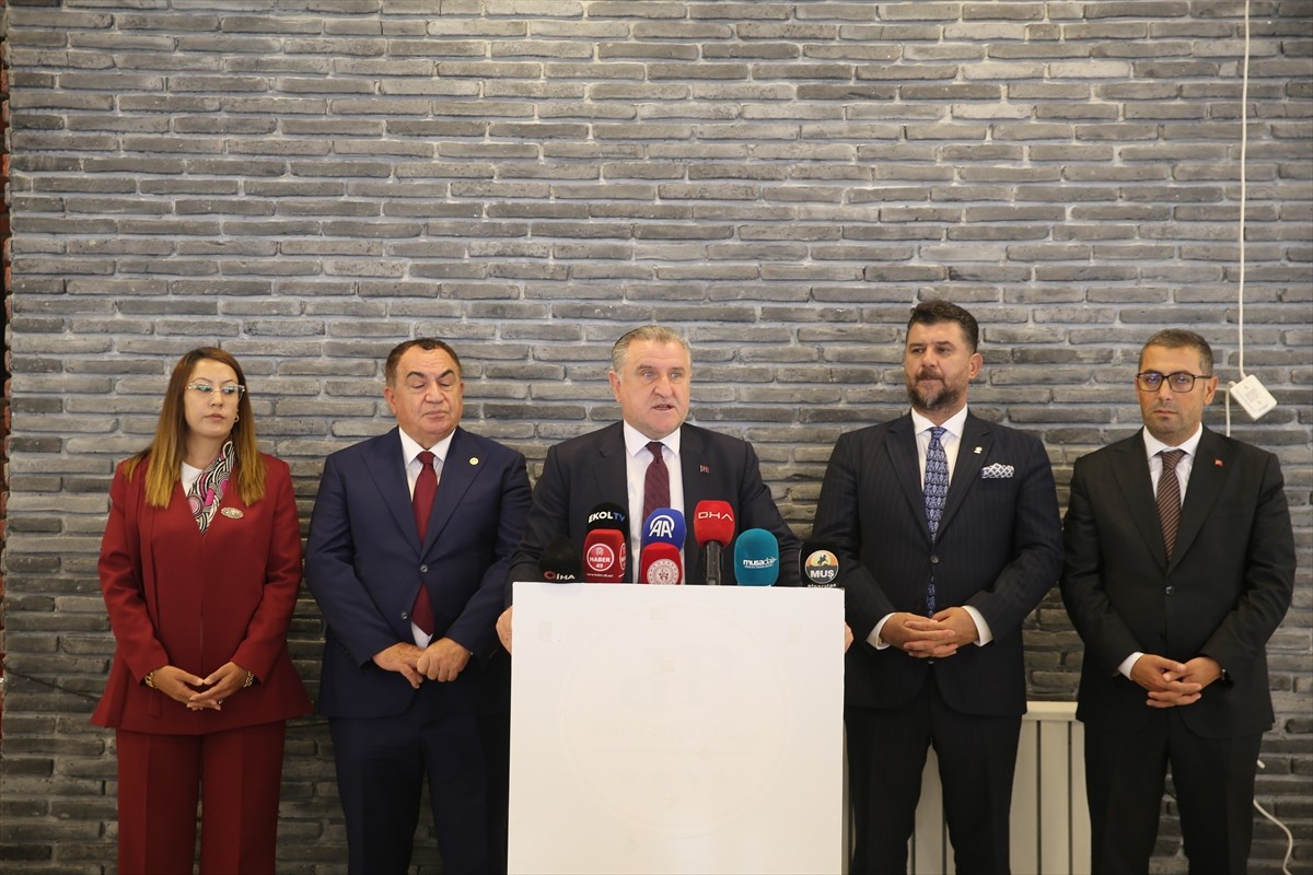 Gençlik ve Spor Bakan Osman Aşkın Bak (ortada), Muş'taki bir otelde düzenlenen "Türkiye Yüzyılı...