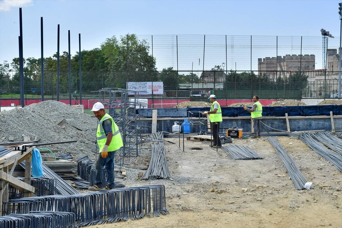 Gençlik ve Spor Bakanı Osman Aşkın Bak (solda) ile Fatih Belediye Başkanı Mehmet Ergün Turan...