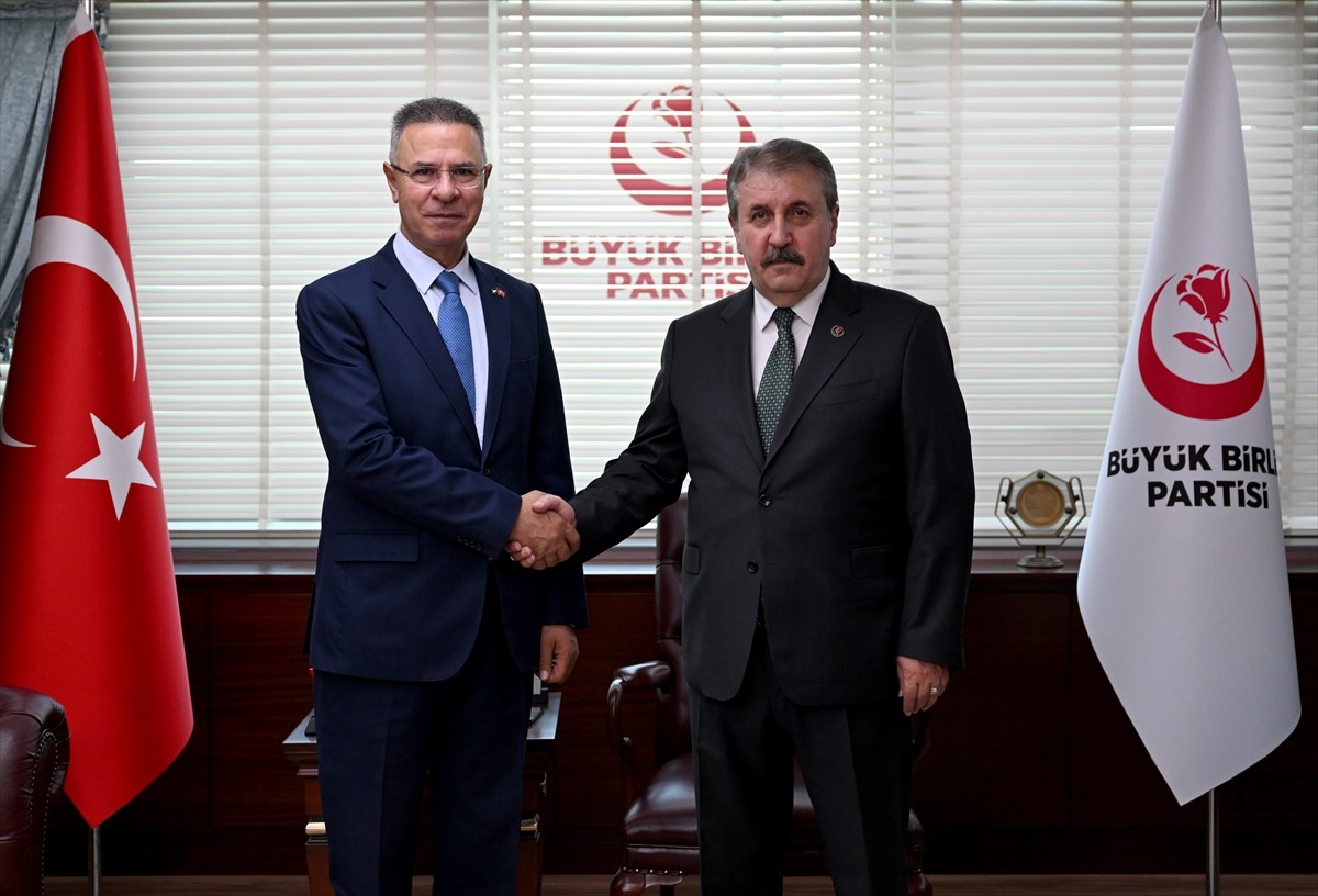 Görev süresi ay sonunda sona erecek olan Filistin'in Ankara Büyükelçisi Faed Mustafa (solda)...