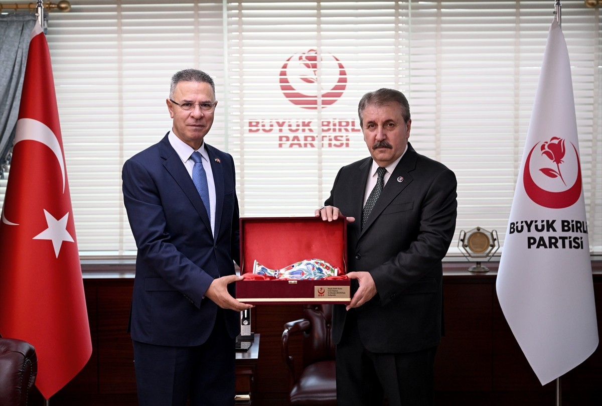 Görev süresi ay sonunda sona erecek olan Filistin'in Ankara Büyükelçisi Faed Mustafa (solda)...