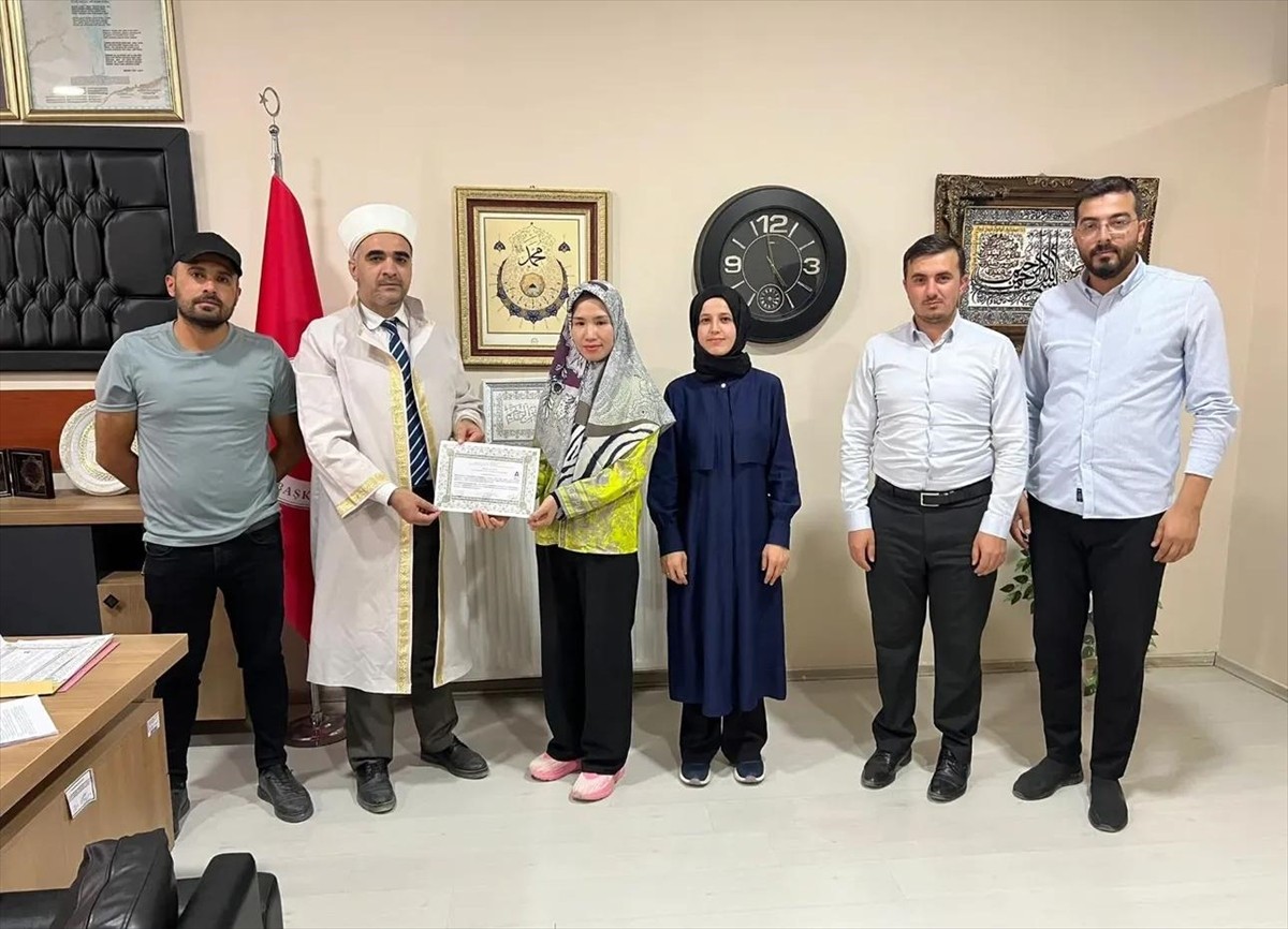 Hakkari'nin Yüksekova ilçesinde düzenlenen merasimle Müslüman olan Vietnamlı Thi Hoa Chau (sağda)...