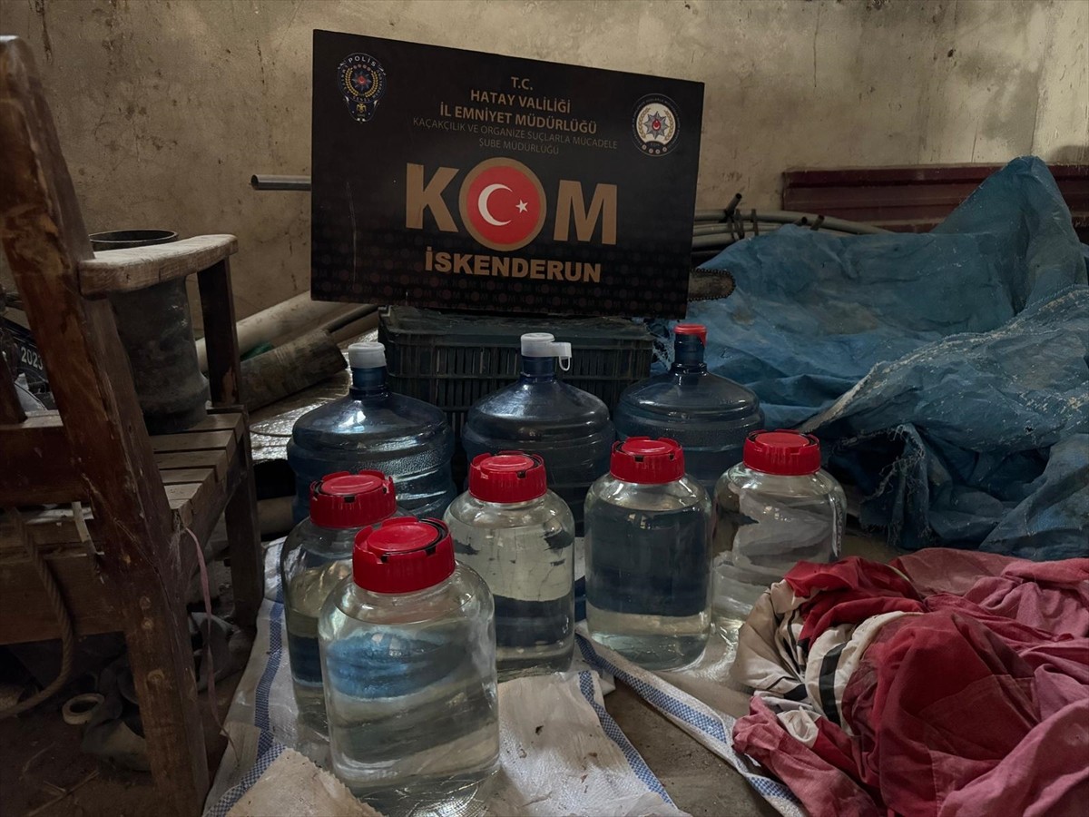Hatay'da 1510 litre sahte içki ve 700 paket gümrük kaçağı sigara ele geçirilen operasyonlarda, 4...