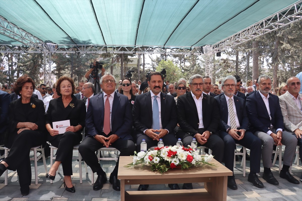 Hatay'da 6 Şubat 2023'teki depremlerde yıkılan ortaokulun yerine eski başbakanlardan Mesut Yılmaz...