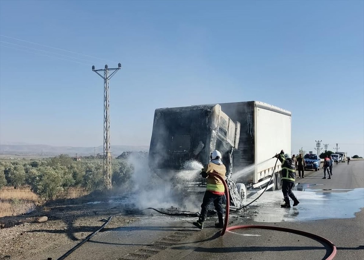 Hatay'ın Hassa ilçesinde seyir halindeki tırda çıkan yangın itfaiye ekiplerince söndürüldü. Yangın...