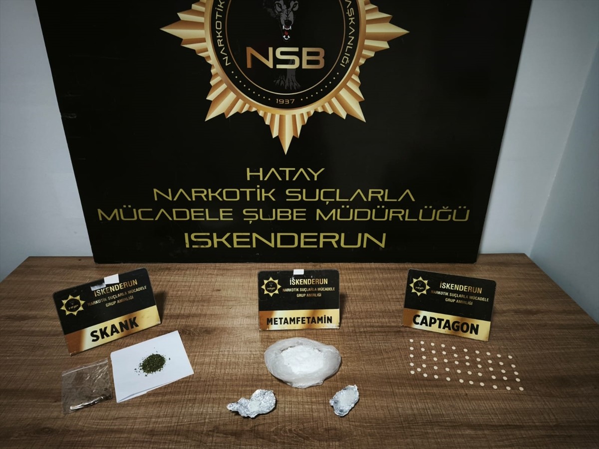Hatay'ın İskenderun ilçesinde düzenlenen uyuşturucu operasyonunda gözaltına alınan 5 şüpheli...