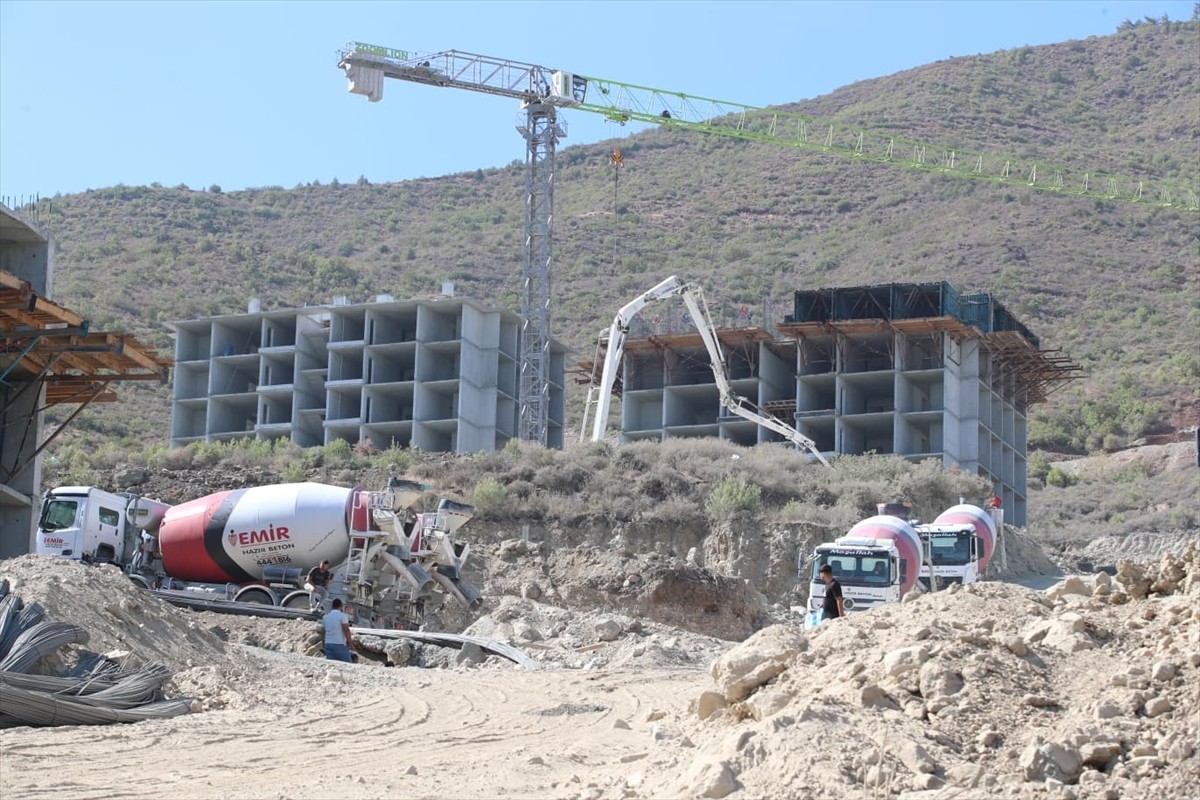 Hatay'ın merkez Antakya ilçesinde, 6 Şubat 2023'teki depremlerin ardından yapımına başlanan 364...