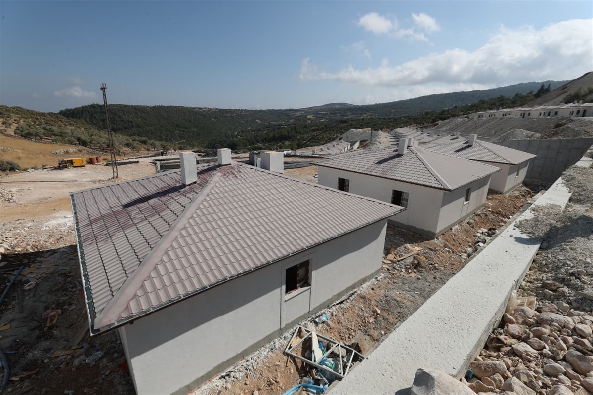Hatay'ın Yayladağı ilçesinde 6 Şubat 2023'teki depremlerin ardından yapımına başlanan 93 kırsal...